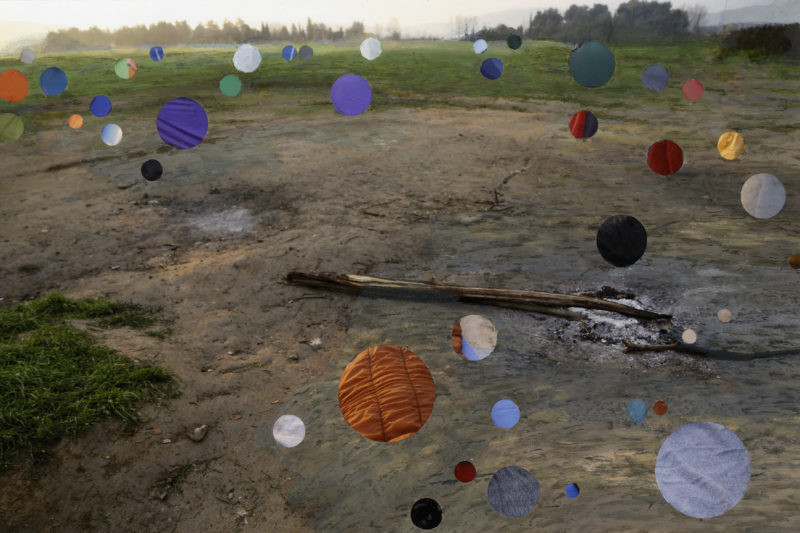 Gekleurde bollen zijn op een persfoto geschilderd van een landschap, door Celine Van Den Boorn