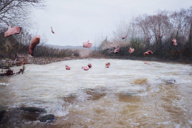 Handen zijn geschilderd op een persfoto van een landschap, door Celine Van Den Boorn