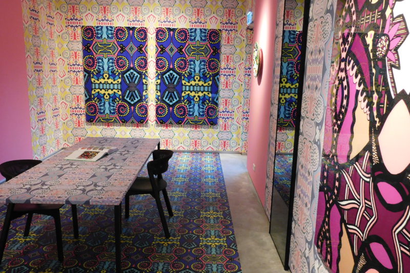 Prints van Christie van der Haak vullen de ruimte; behang, vloerkleden, tafelkleden, schilderijen en meubelbekleding vertonen de kleurrijke prints van de kunstenares