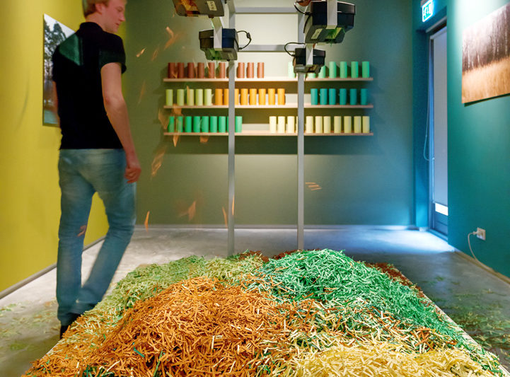 Installatie bestaande uit kleurrijke papiersnippers, die de gehele vloer van de museumzaal bedekken