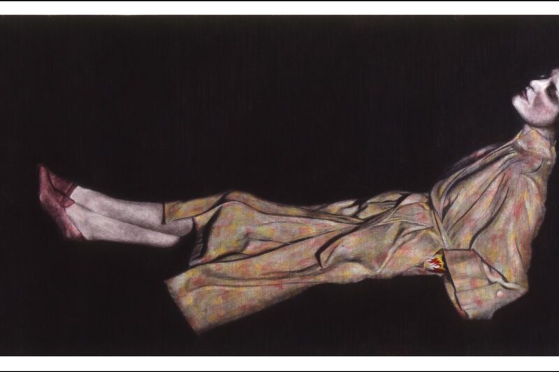 Gemälde einer liegenden Frau in einem Kleid vor dunklem Hintergrund