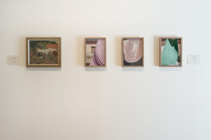 Drie foto's van Lonneke van der Palen, opgehangen naast Mondriaans Boerderij met waslijn