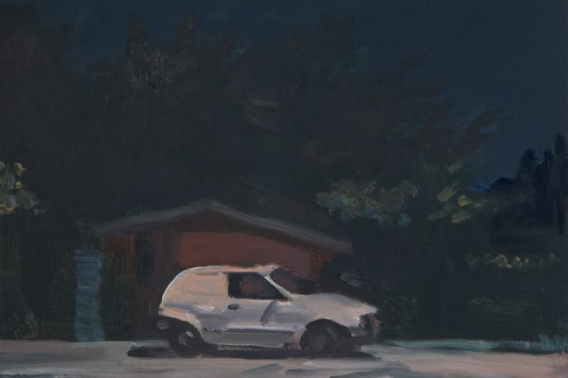 Olieverfschilderij van een donkere straat waar een witte auto geparkeerd staat