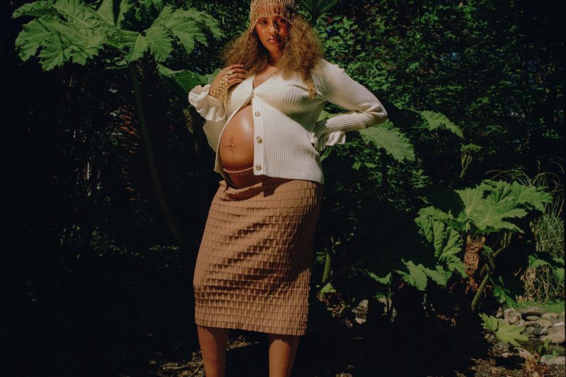 Gekleurde portretfoto van een zwangere vrouw, neergezet als 'The Wizard'