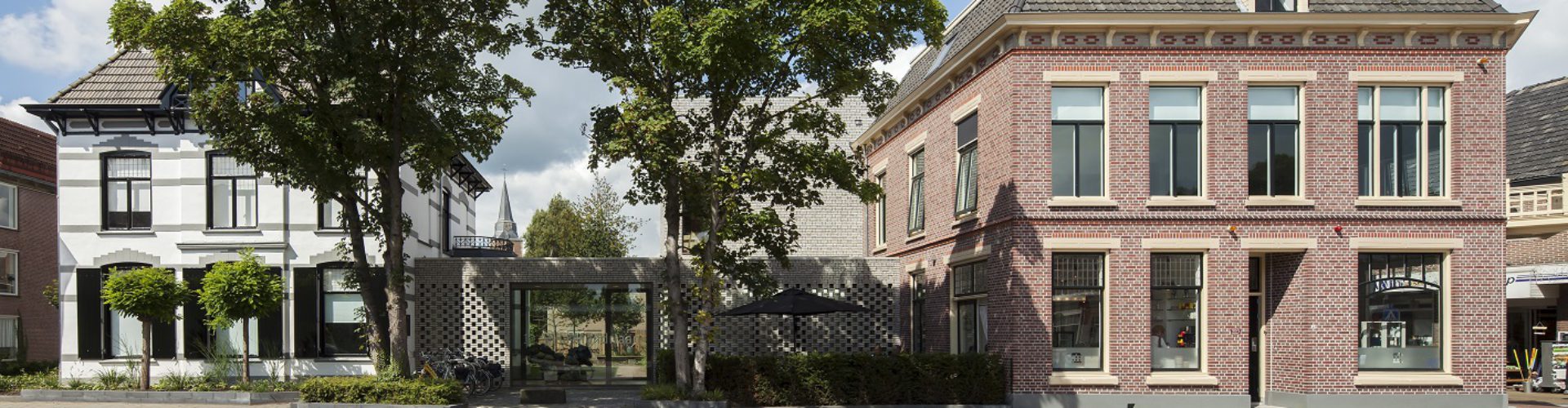 Exterieur museum Villa Mondriaan, met links het voormalige woonhuis van Piet Mondriaan