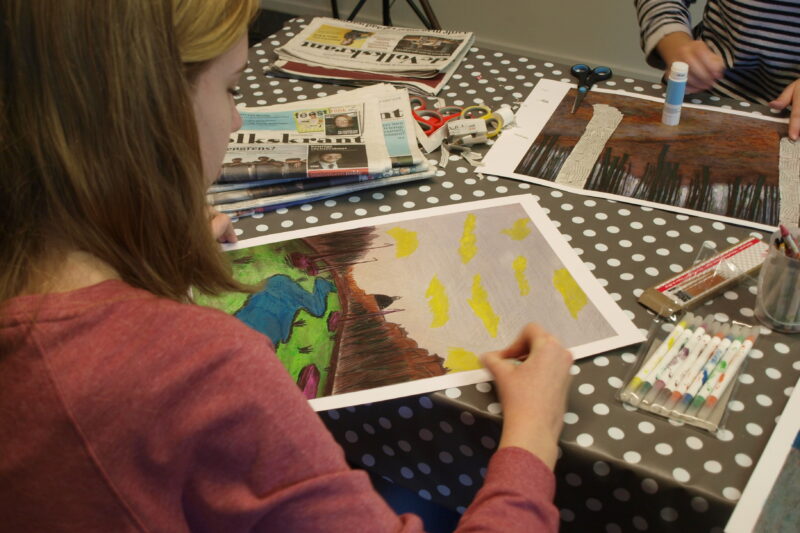 Een meisje maakt een schilderij van Piet Mondriaan na