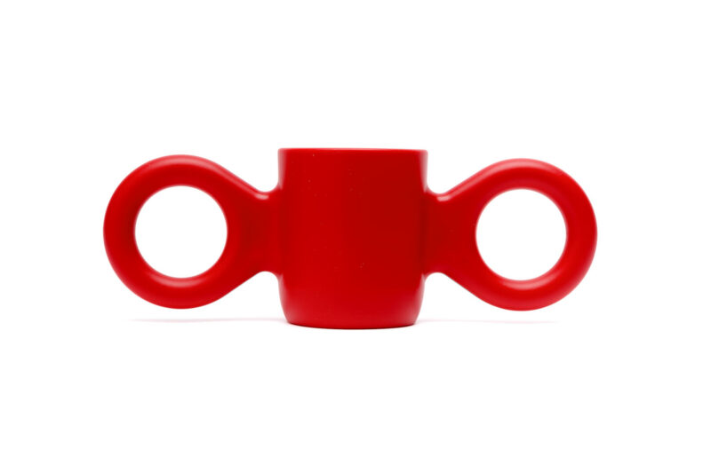 A red cup with two very large ears, therefore also called the dumbbell mug