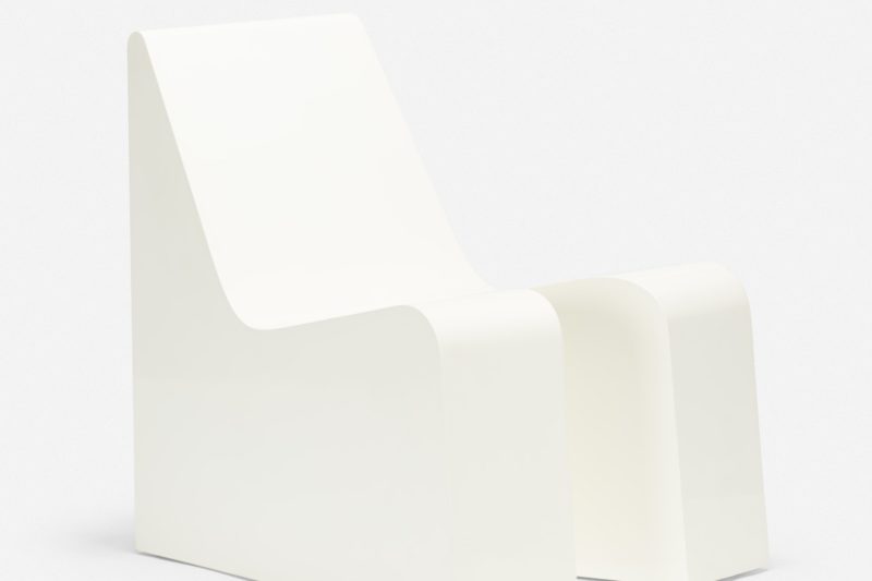 Een witte stoel van kunststof, met voor ieder been een apart zitvlak