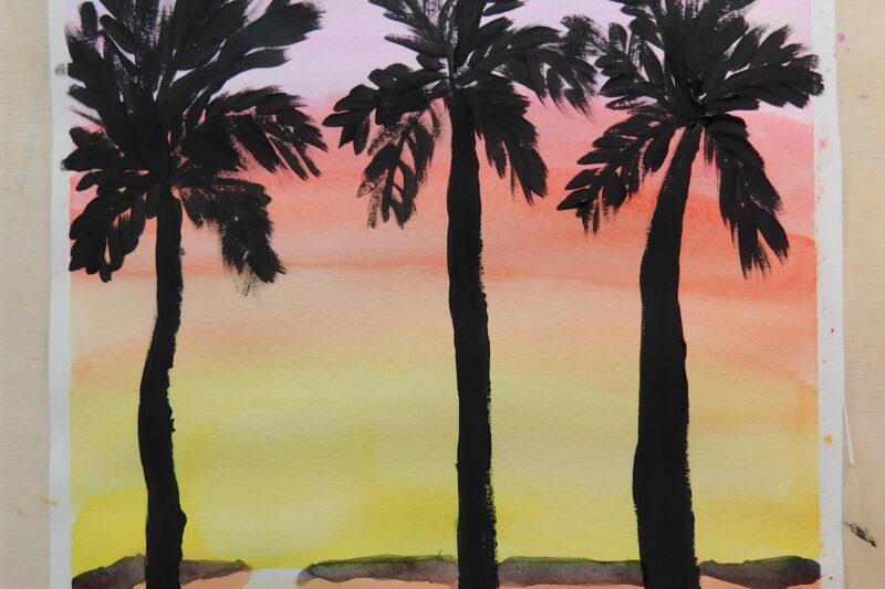 Een ingediende tekening van een zonsondergang met op de voorgrond drie silhouetten van palmbomen