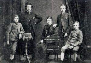 Piet Mondriaan met zijn zus en drie broers 