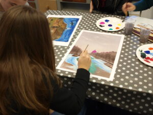 Meisje schildert een schilderij van Piet Mondriaan na
