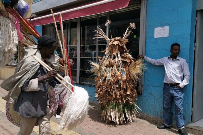 Ferengi kostuum gemaakt door Dienke Groenhout, gemaakt van stro en palmbladeren