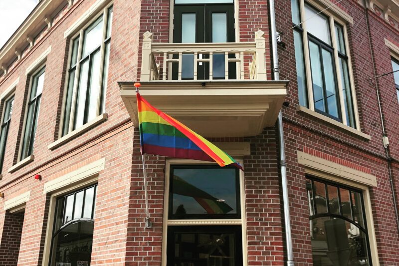 Gevel van museum Villa Mondriaan waar de regenboogvlag is uitgehangen