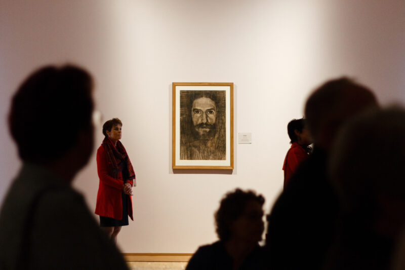 Vriendenrondleiding van de tentoonstelling Het Spirituele Pad; de Vrienden staan rondom een portret van Piet Mondriaan