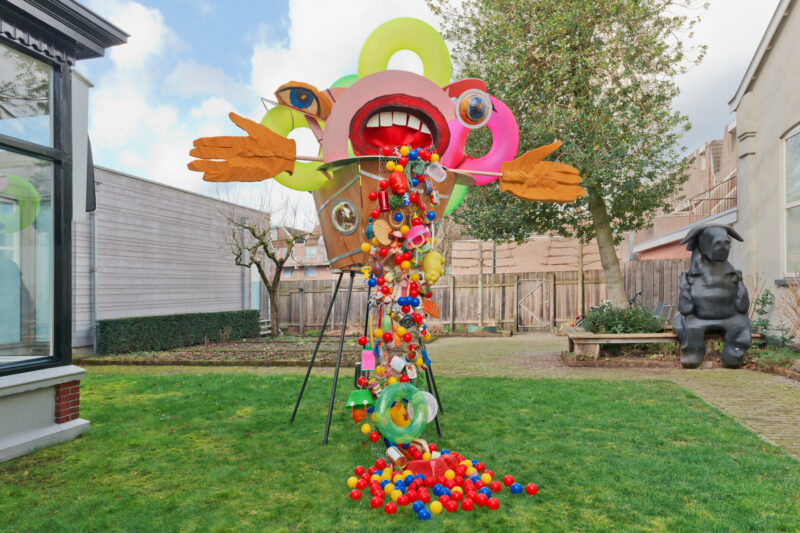 Installatie in de museumtuin gemaakt van gerecycled speelgoed