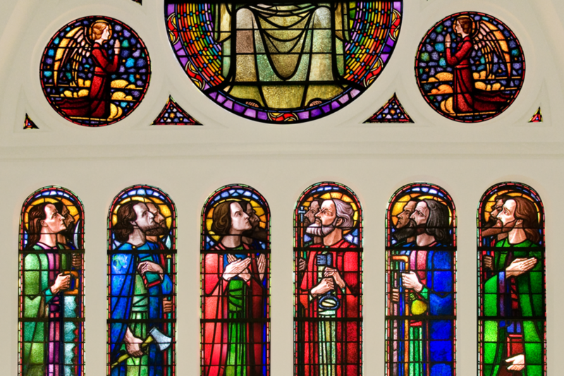 Het apostelraam, met daarop de twaalf apostelen omhoogkijkend naar Jezus