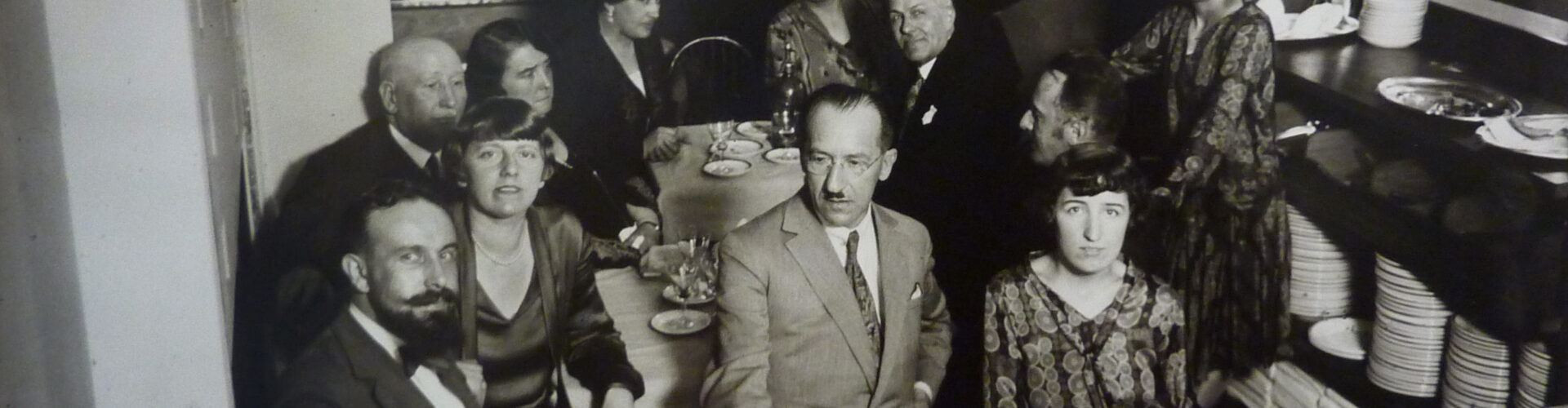 Schwarz-Weiß-Foto von Piet Mondrian mit seinen Freunden