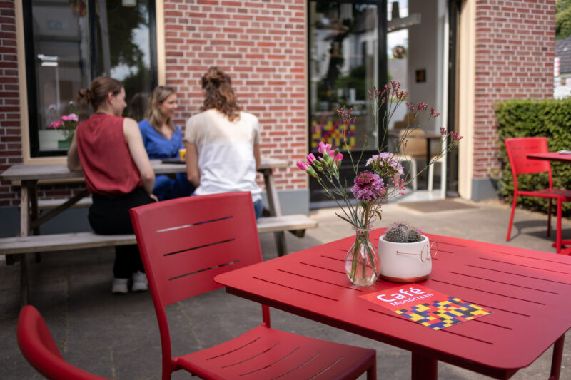 Café Mondriaan terras geopend met bezoekers.