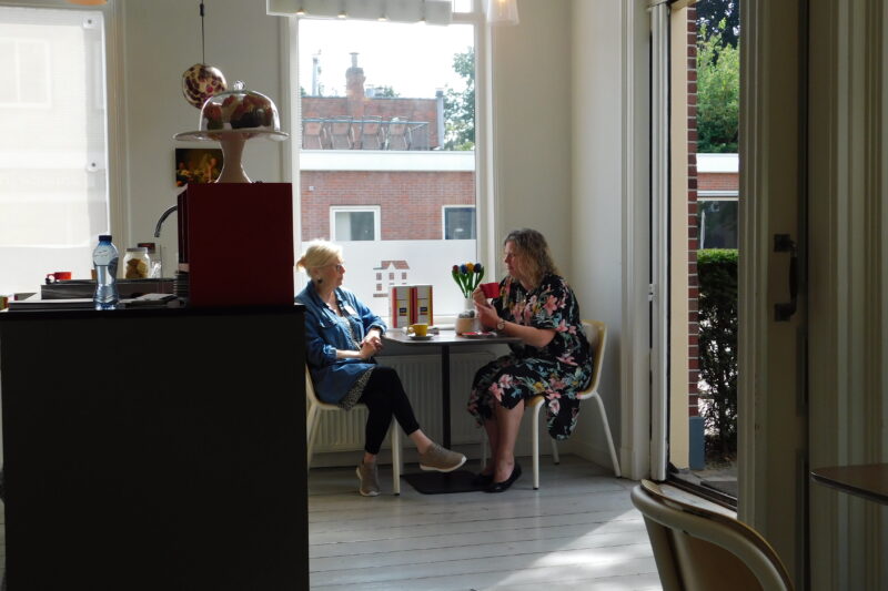 Die Freiwilligen Lita und Erna bei einem Kaffee im Café Mondriaan